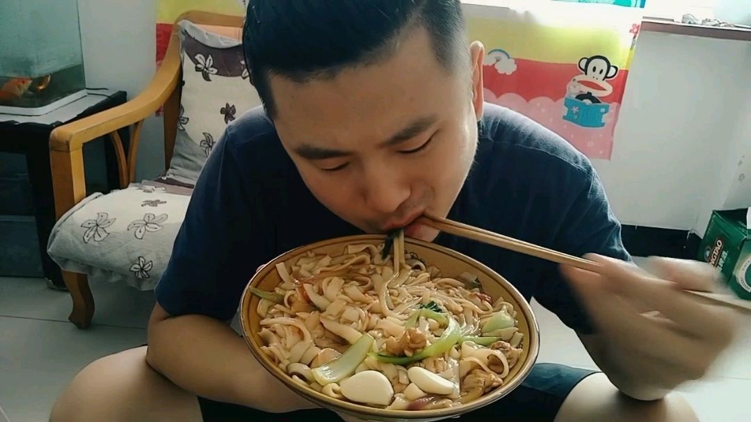《炒河粉》从网上买的河粉,加入鸡腿肉,西红柿,小油菜味道超赞