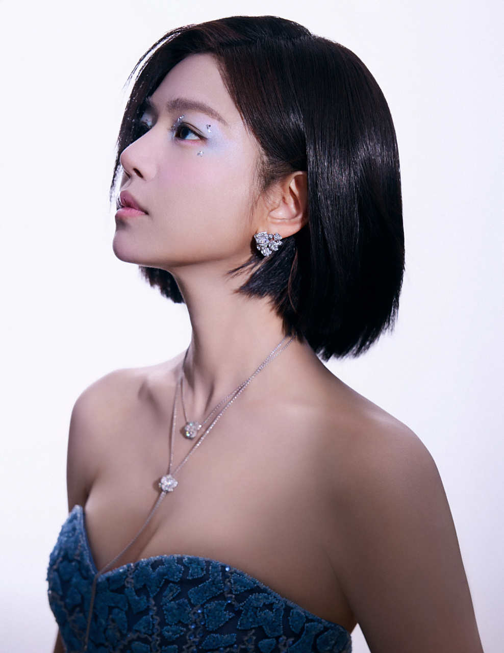 陈妍希最新美照,深v长裙展现完美好身材,非常的性感妩媚,漂亮迷人,傲