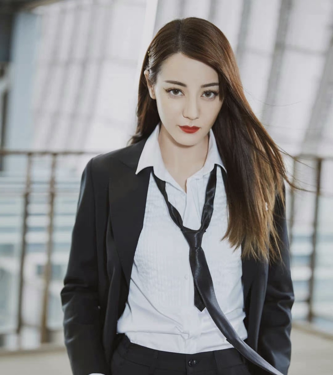 迪丽热巴职业装 有被惊艳到