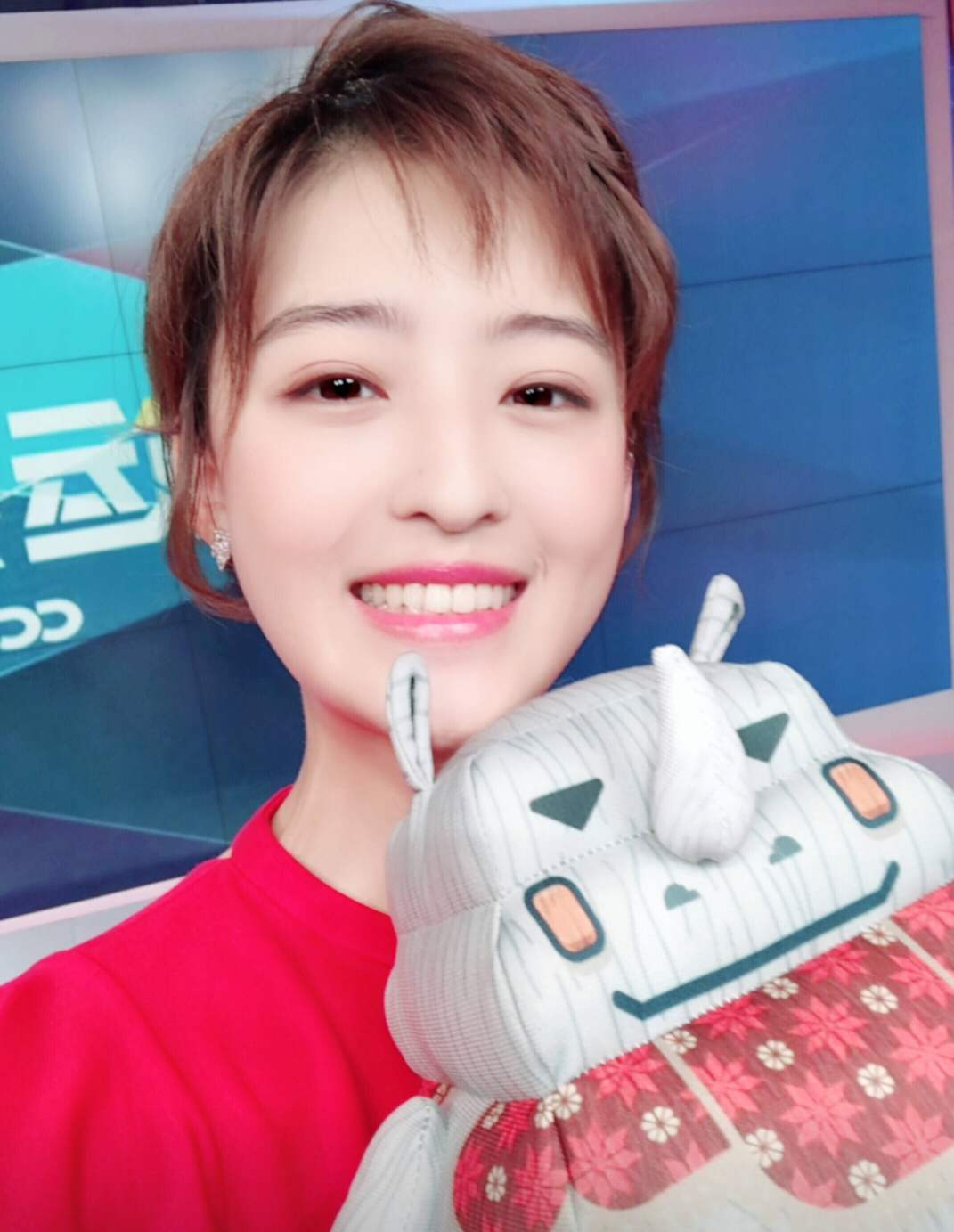 前央视主持杨茗茗,却因睡觉毁了自己的当红前程,今成体育博主