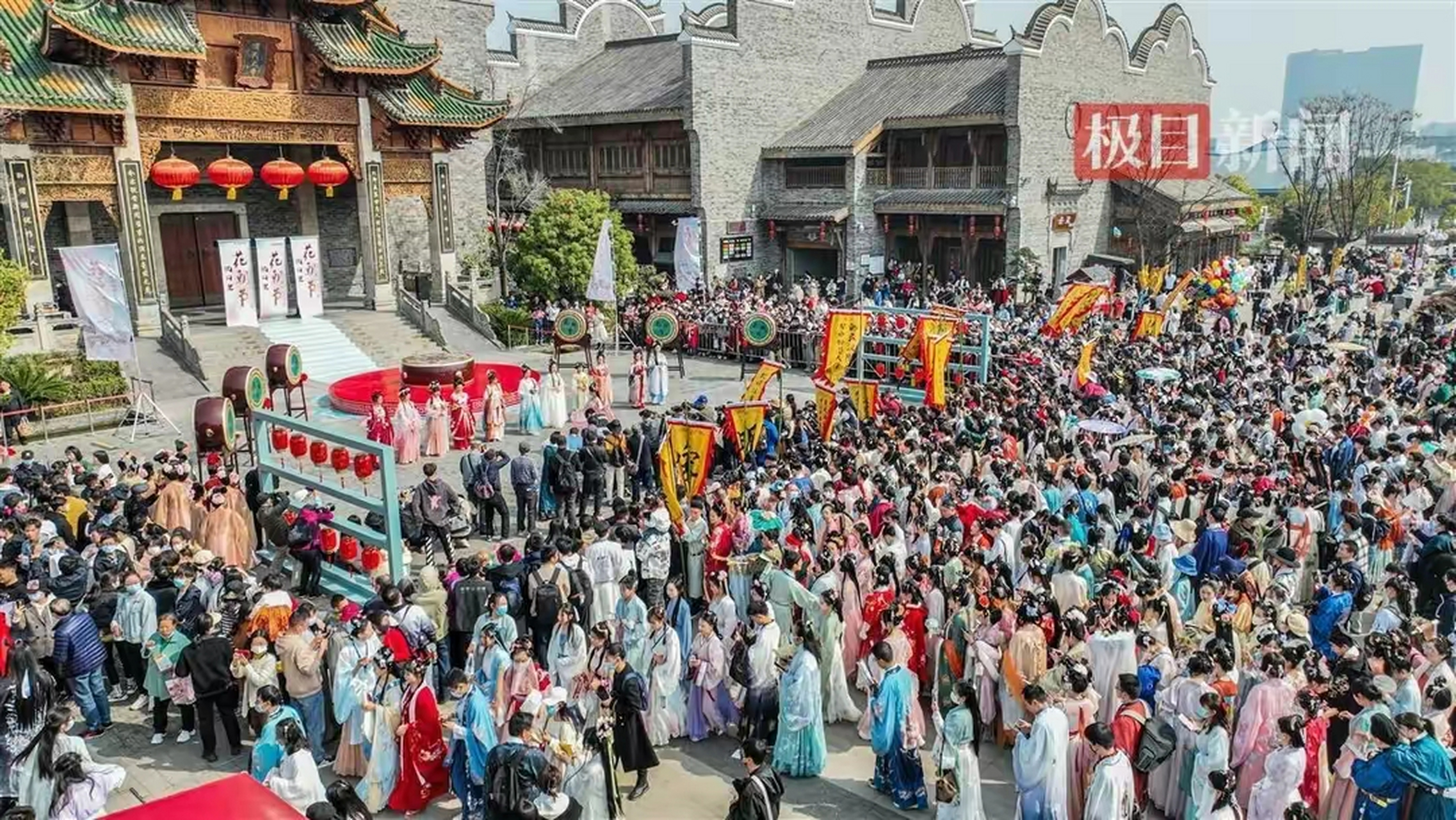 5万人赴汉口里春日盛宴 3月4日,武汉园博园汉口里花朝节浪漫开启