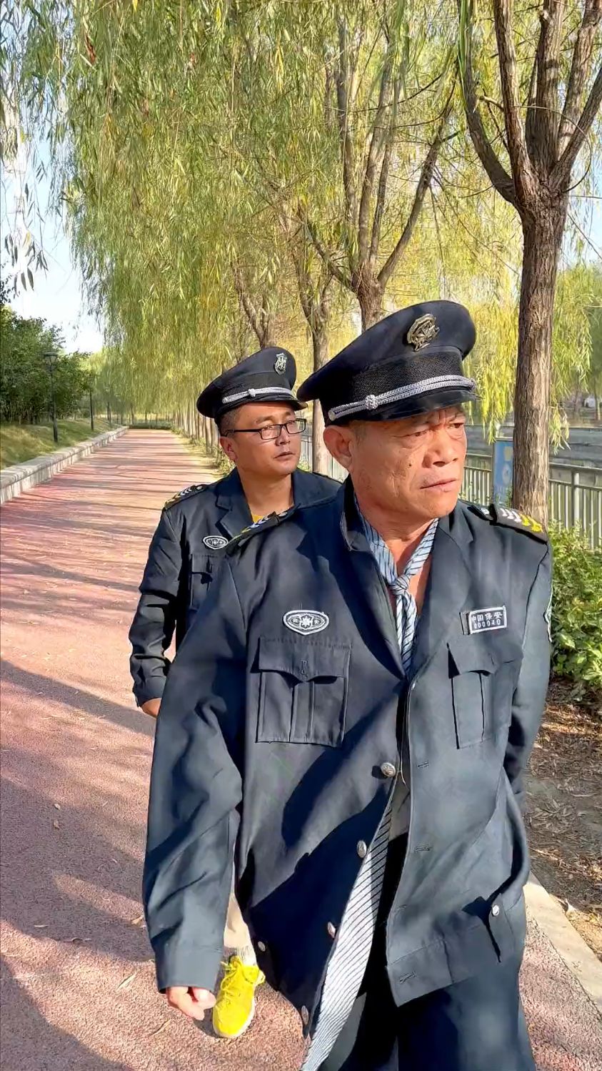 搞笑保安哥,硬的不行来软嘞,做人要灵活!-度小视
