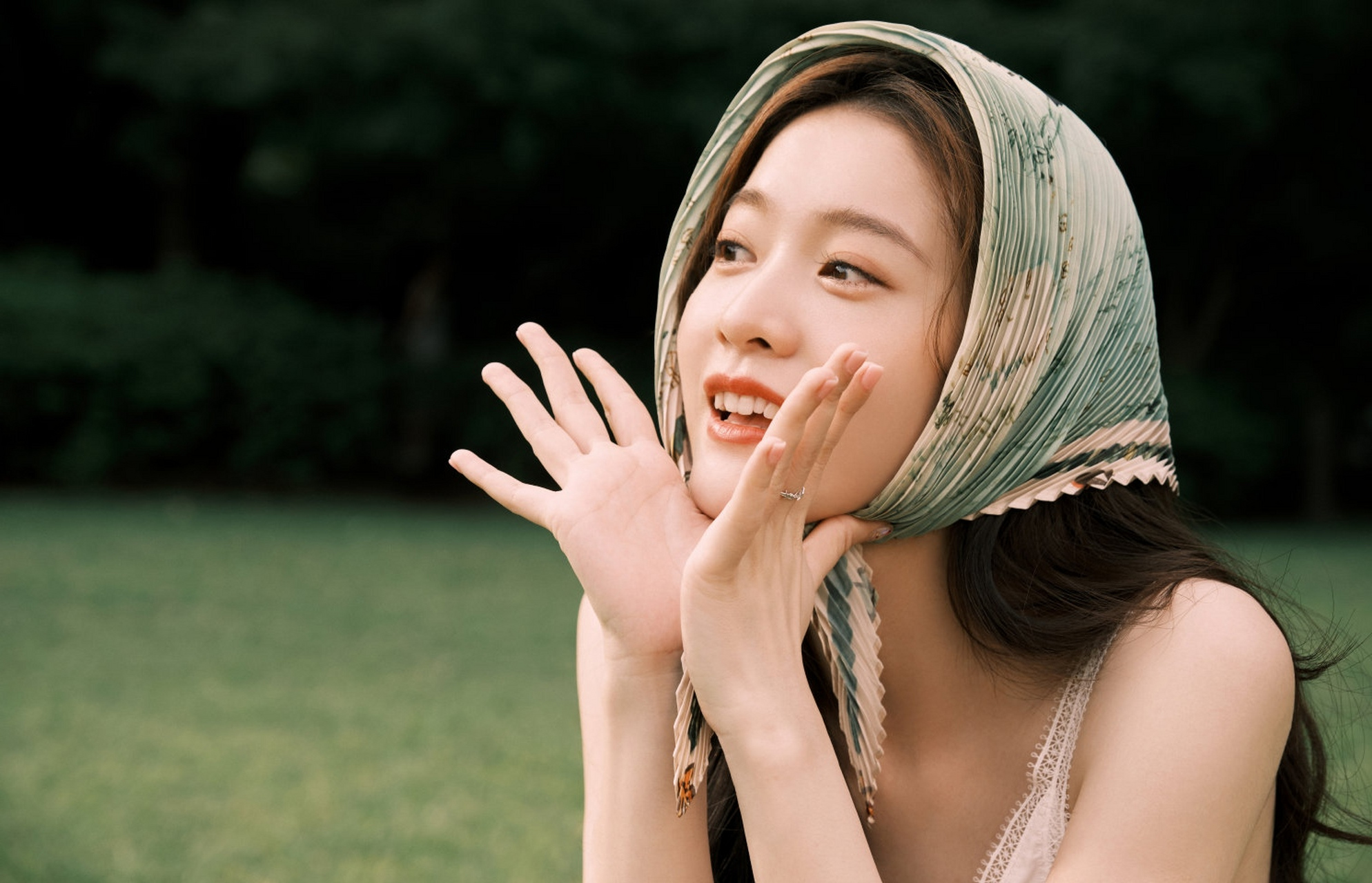 张雪迎# 一袭黄色针织裙套装,清纯甜美,娇嗔欲滴,俏皮灵动的小仙女