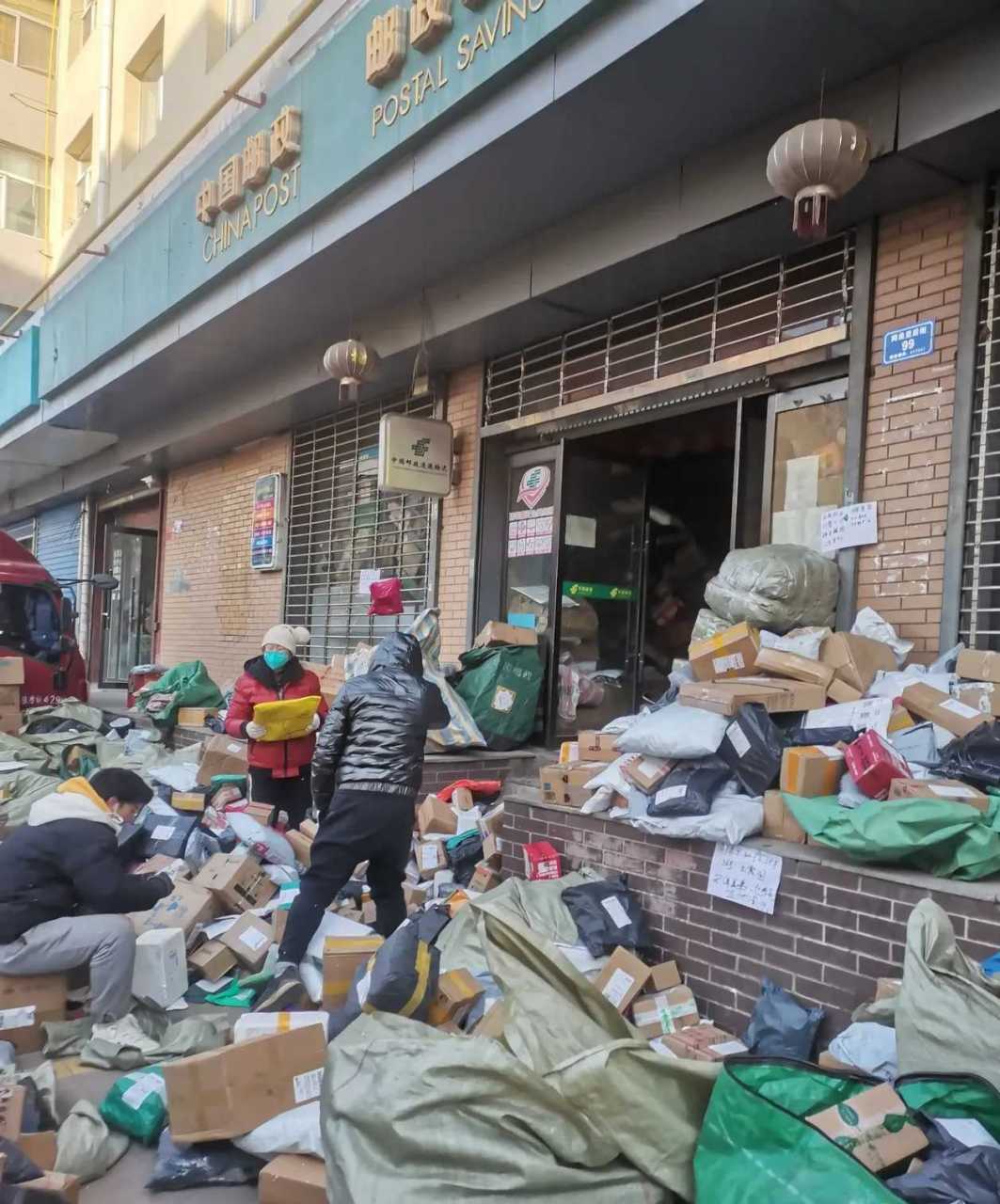 邮政快递包裹堆积如山.