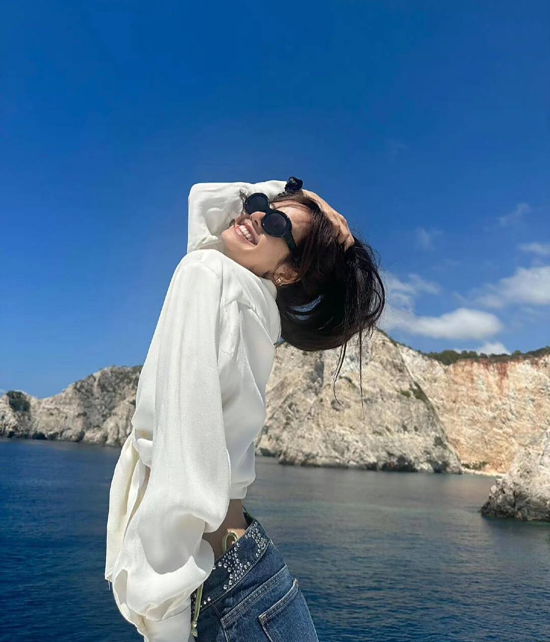 lisa穿泳装,blackpink成员lisa最近在社交媒体上晒出了一张泳装背影照