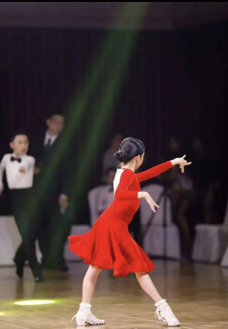 孙俪晒女儿小花拉丁舞表演照