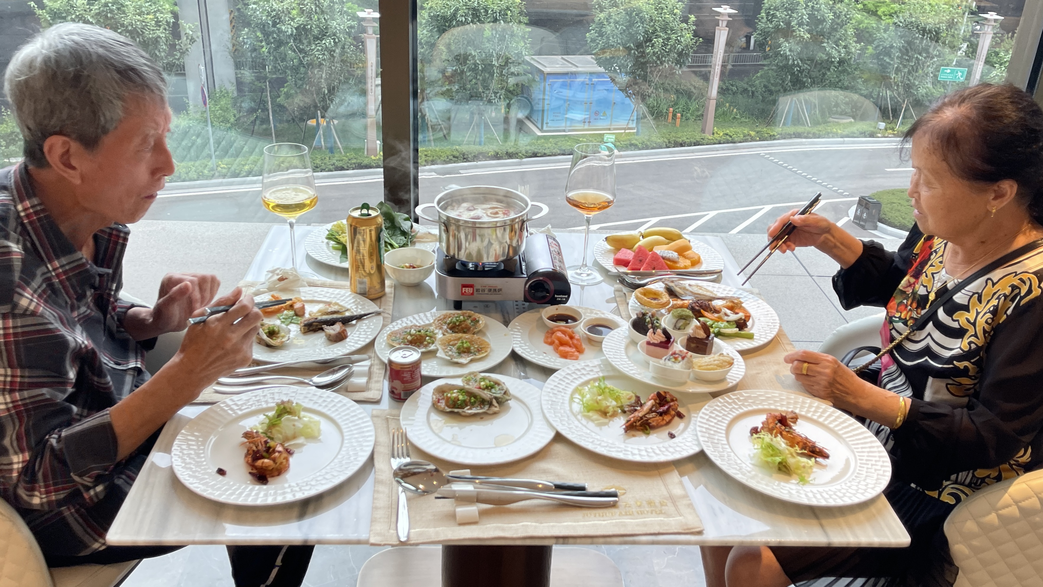 和爸妈在成都天府机场酒店吃自助晚餐，198元一位，三文鱼不限量