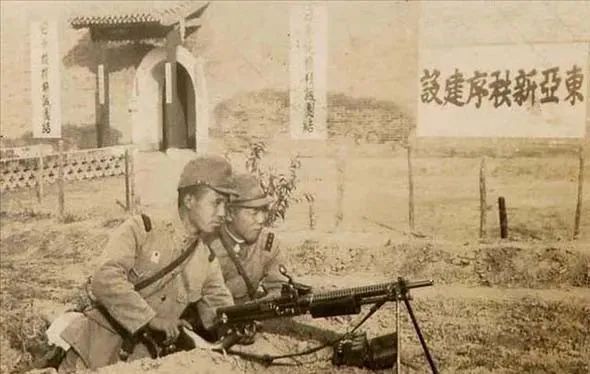 抗战武器十:东北军辽十七直把子轻机枪,和日军的"智"式轻机枪