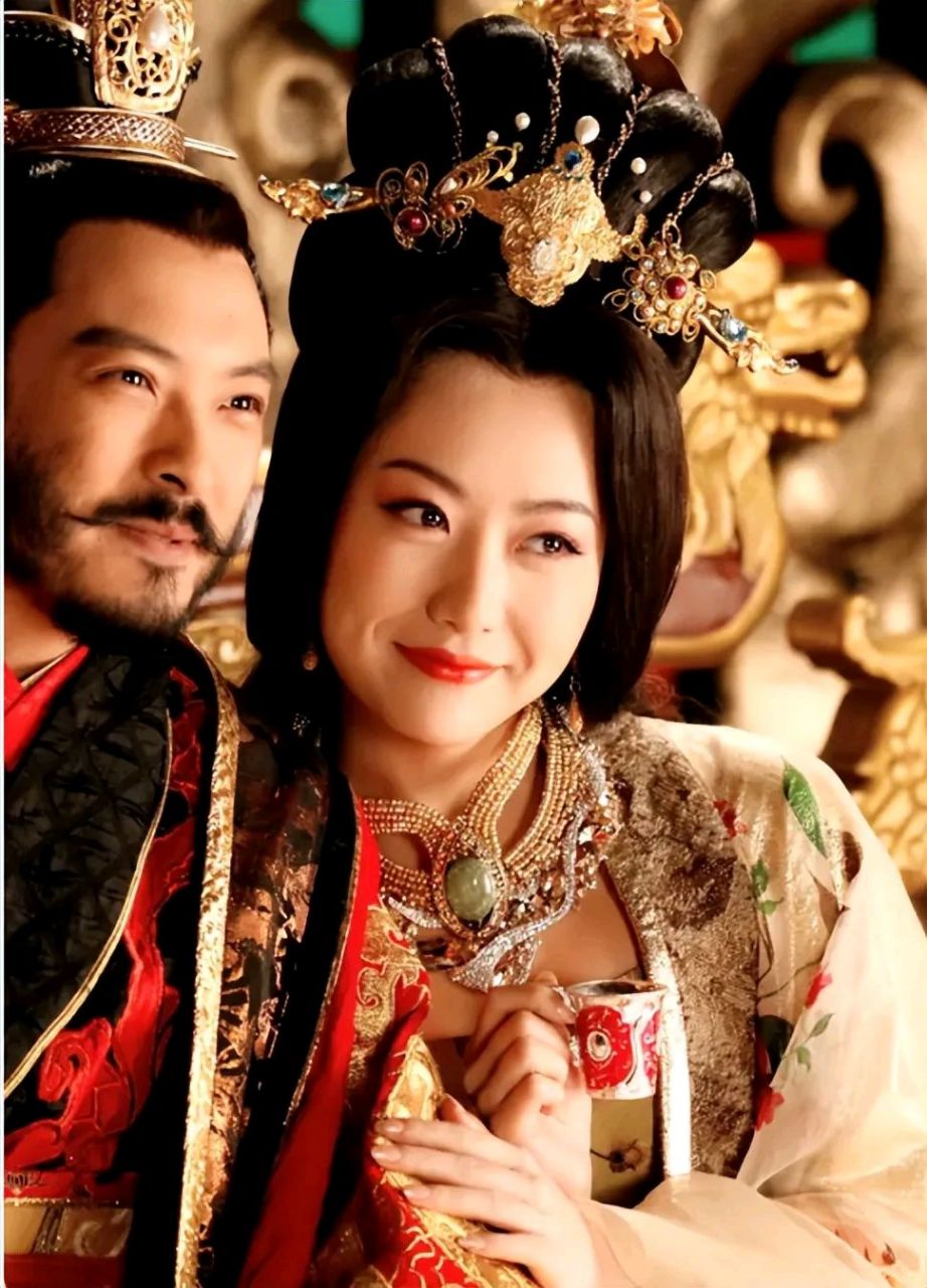 630年,李靖生擒杨广的妻子萧皇后,面无表情地问道:"你降不降?