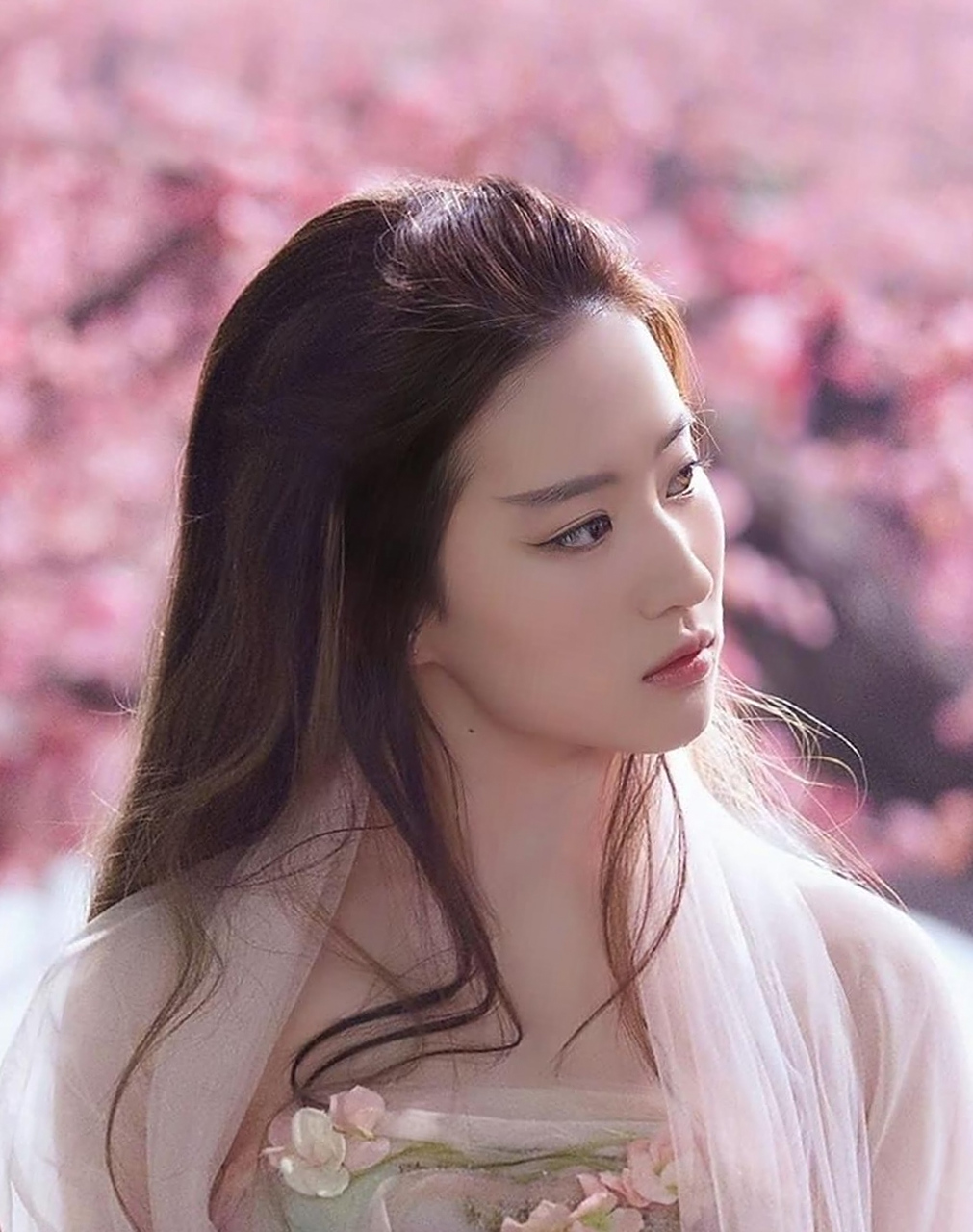 看神仙姐姐刘亦菲穿古装冷艳娇美,超凡脱俗!#刘亦菲# #娱乐