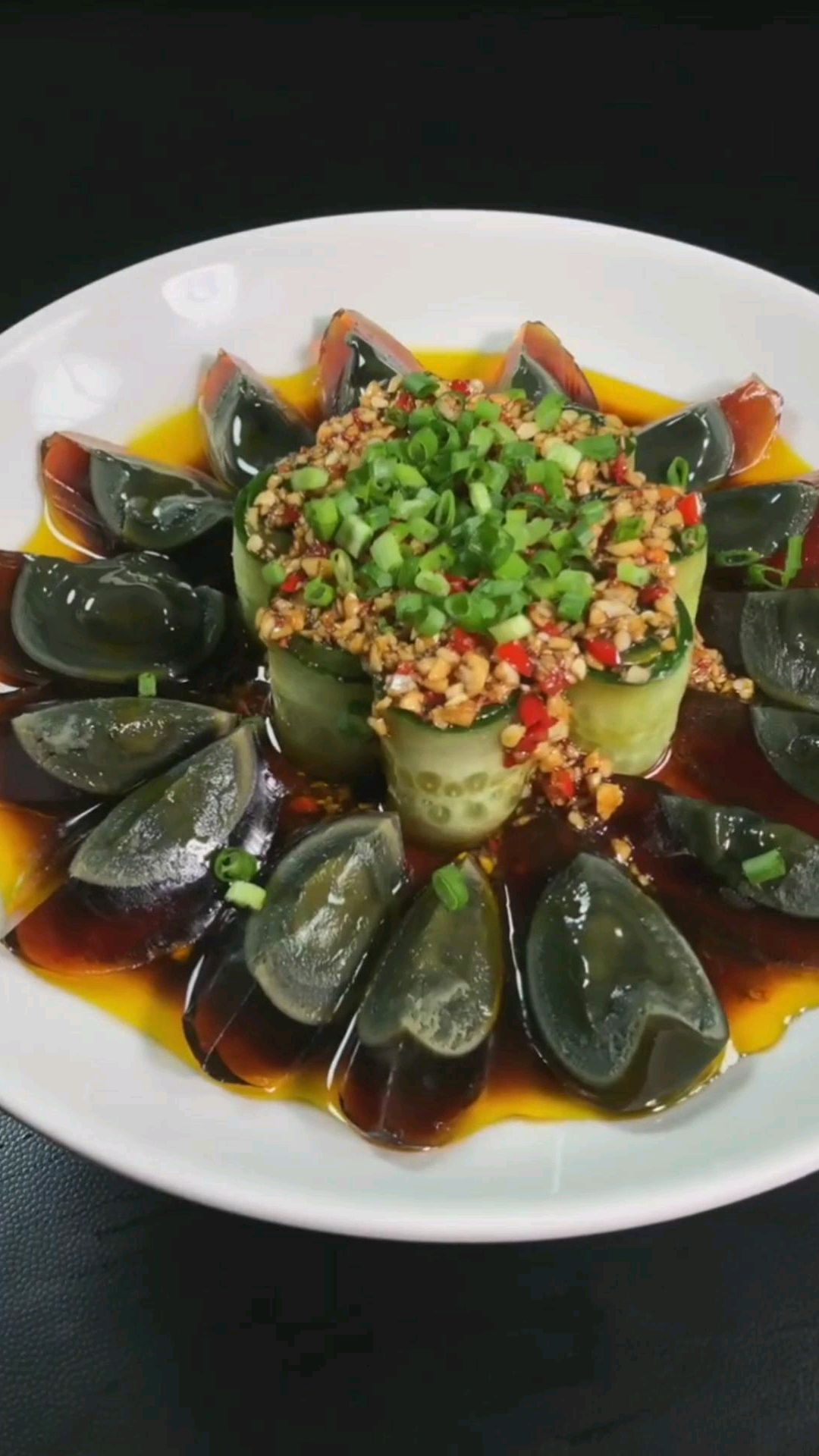 为什么做的“凉拌黄瓜皮蛋”不香不脆,很多人忽略了这几布