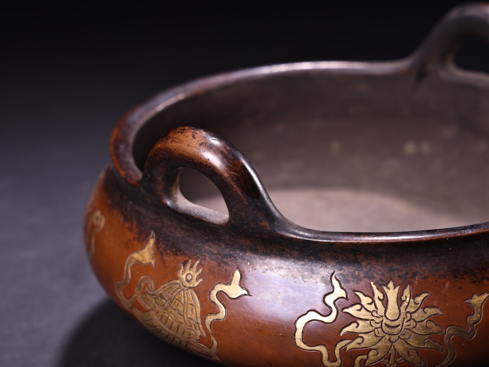 珍品旧藏收宫廷御藏纯铜高浮雕錾刻鎏金吉祥八宝香炉 工艺精湛  器型