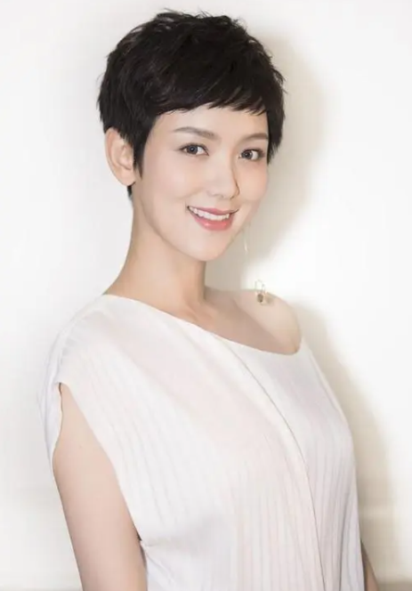 李晓峰是时尚芭莎红毯主持人:身穿一袭修身的白色长裙,气质优雅