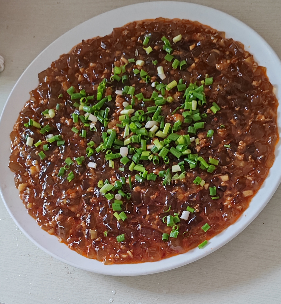 今天学了个炒凉粉 老师傅说炒凉粉的秘诀是一个字 "捣"就是把凉粉捣烂