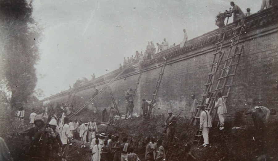 老照片:外国士兵抓着中国人的辫子,百姓帮助八国联军翻城墙!