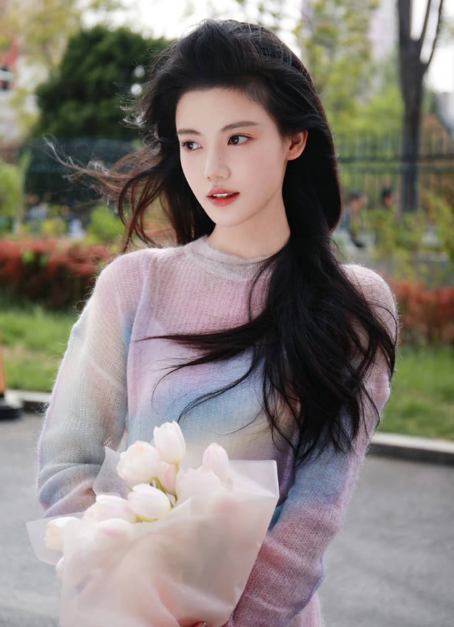 孙珍妮出演《长月烬明》火了,她晒出春日大片唯美感十足,清新又自然.