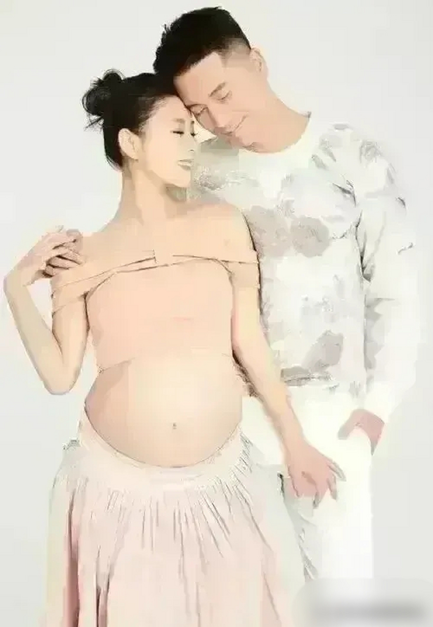 李小萌挺孕肚海边旅游,这才是娱乐圈让人羡慕的两口子.