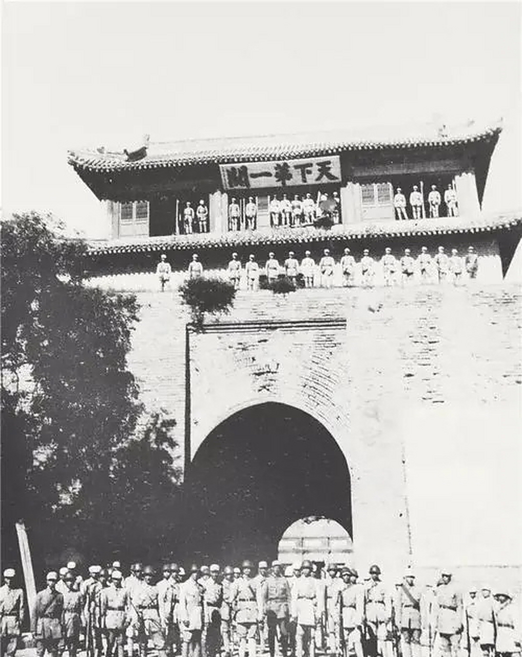 1933年1月3日,日军攻破山海关(位于河北秦皇岛市山海关区东大街),在"