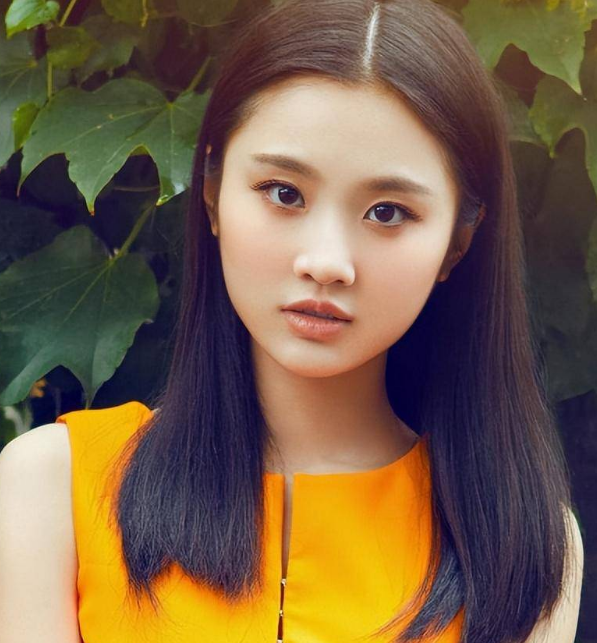 张慧雯与男友同回家恋情曝光,片场露美腿拍广告,做鬼脸表情可爱