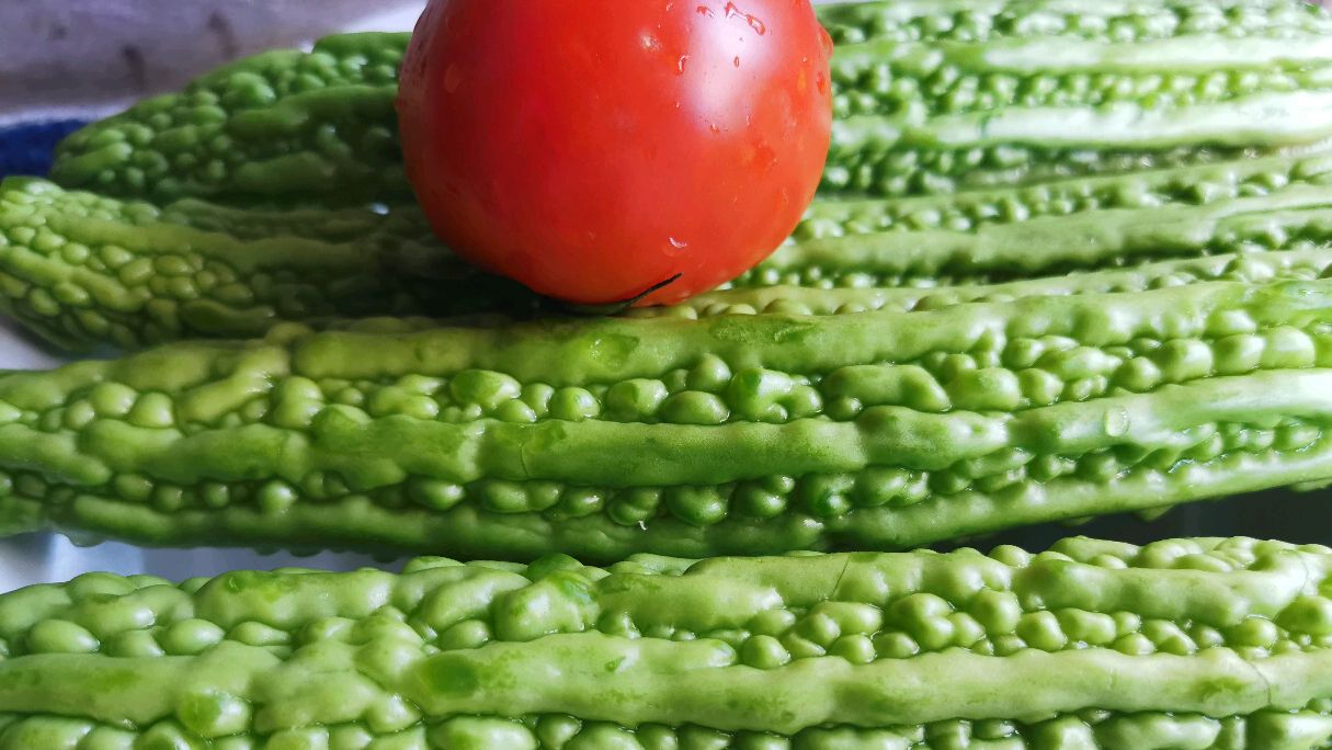 夏日炎炎,来一道清炒苦瓜,配上番茄,清热解暑好吃