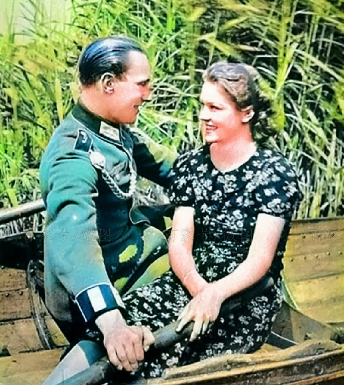 二战时,德军谈恋爱的摆拍照,不知道摇船的姑娘是德国的,还是法国的?