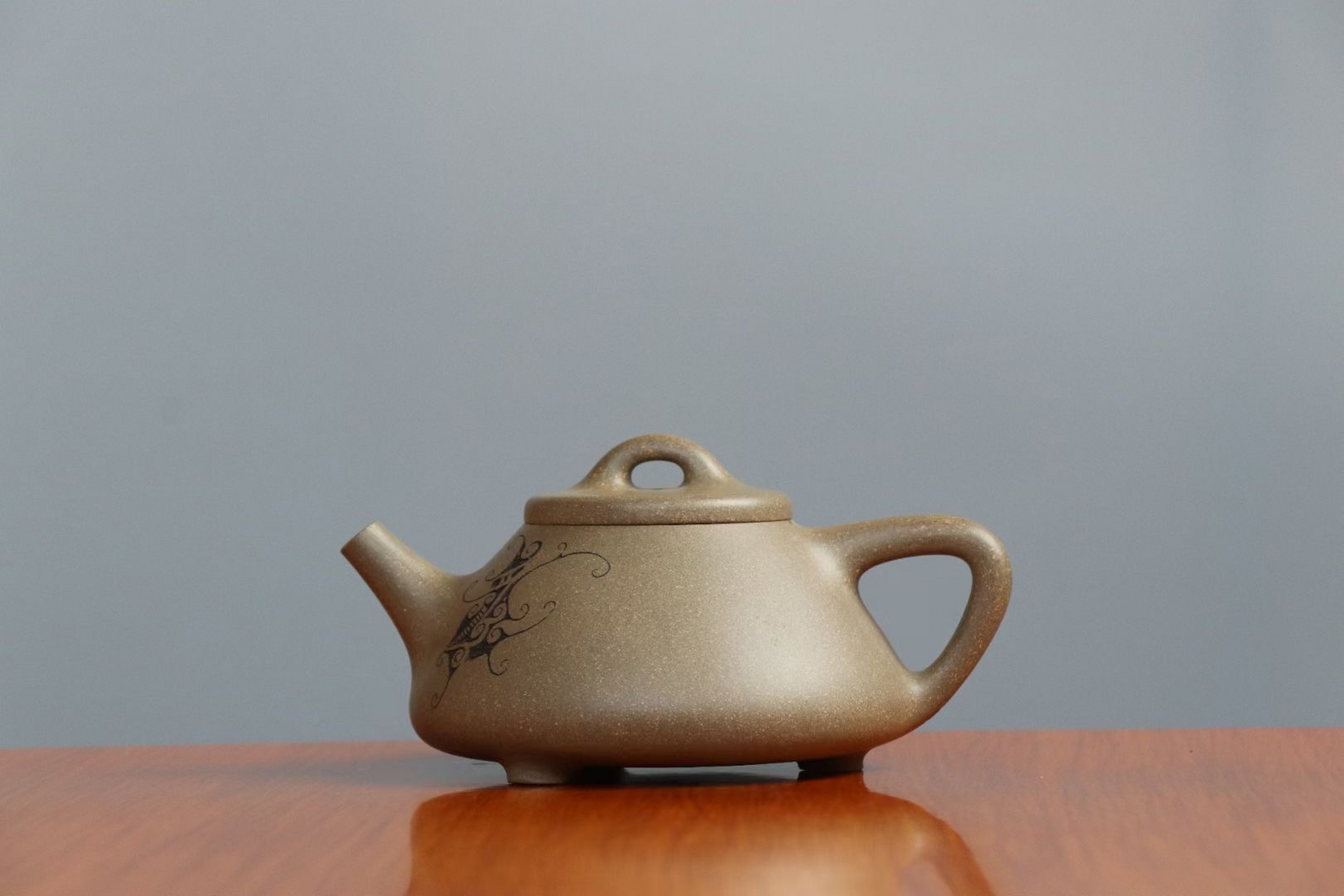 黄龙山原矿古法老青段,砂质感强,颗粒丰富,新壶貌不惊人灰头土脸的,一