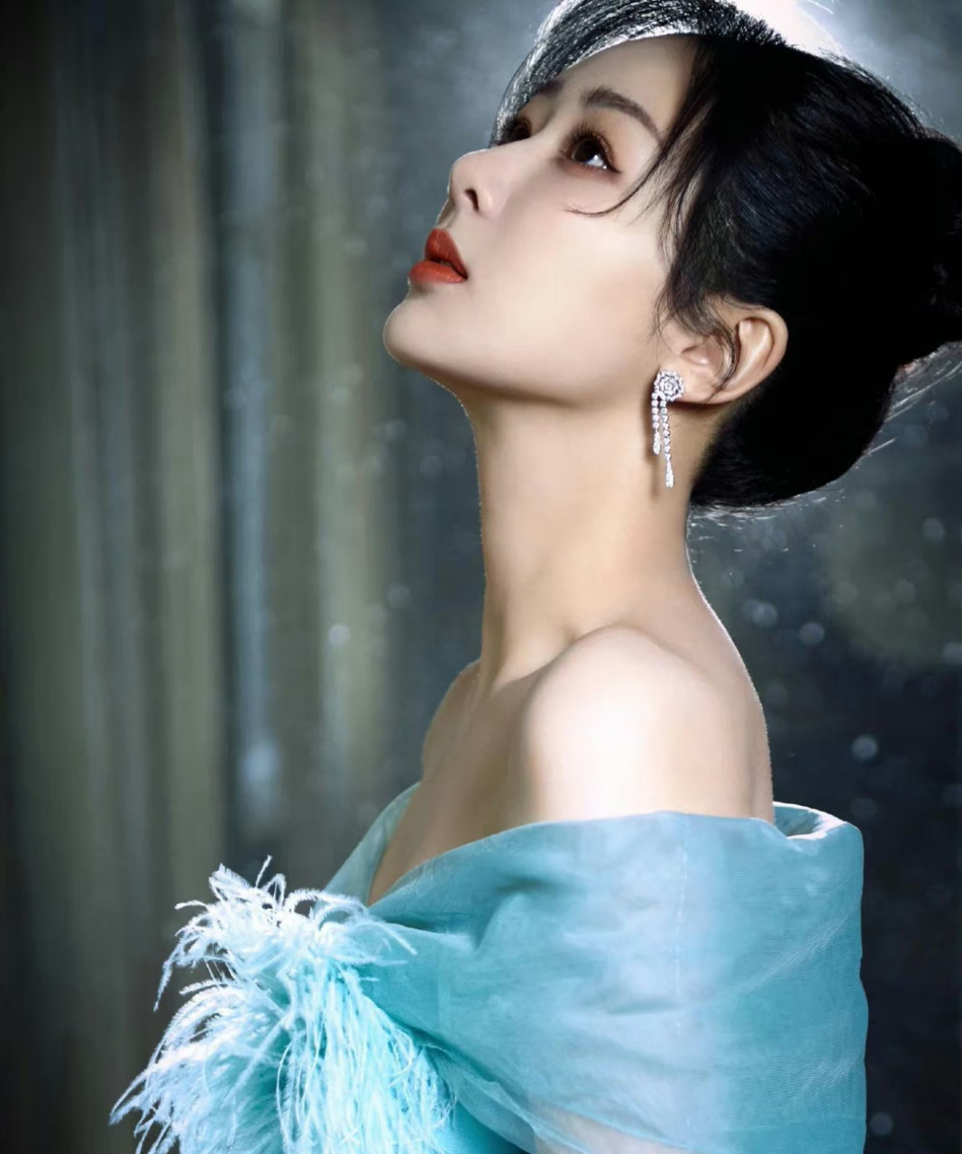 杨紫# 一袭蓝色抹胸溜肩纱裙,清纯妩媚的眼神,肤白貌美的容颜,婀娜