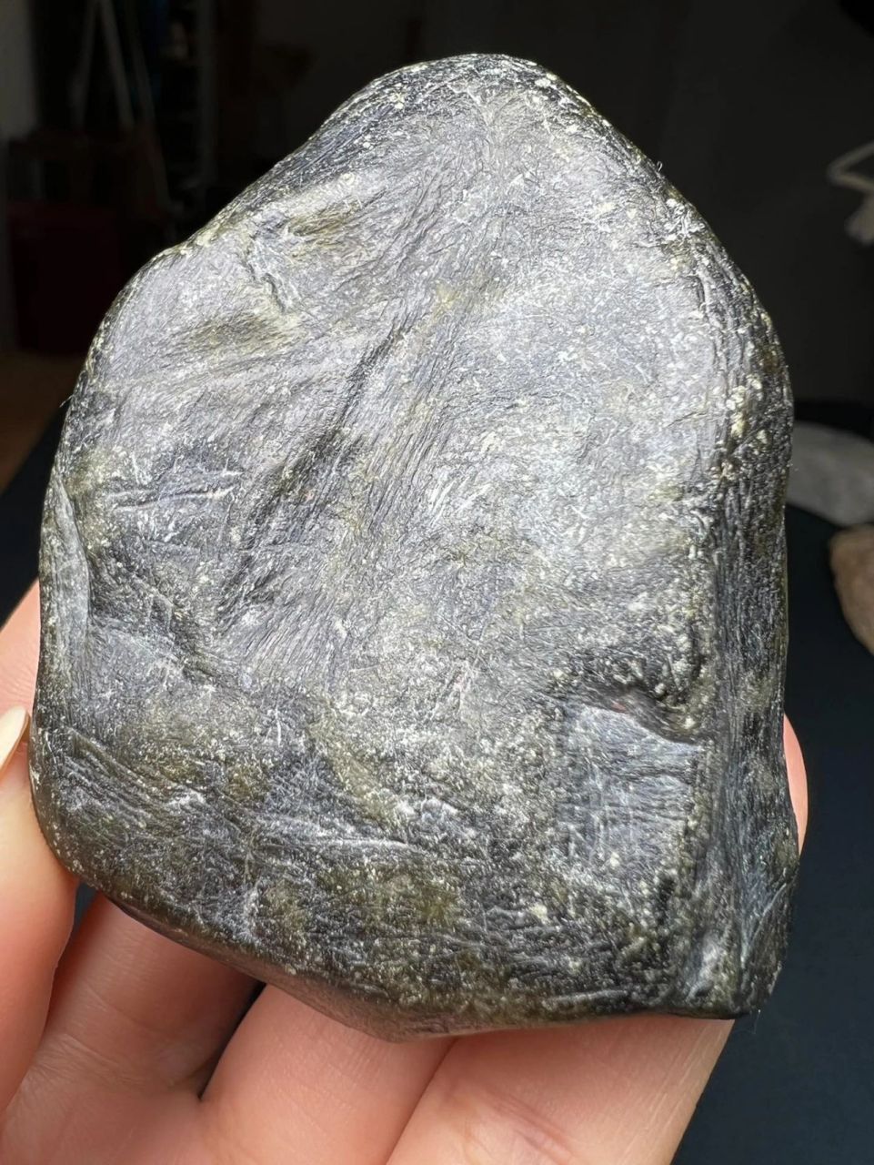 翡翠原石# #点击头像看直播# 会卡黑皮精品冰料,238克,种老吸光,一灯