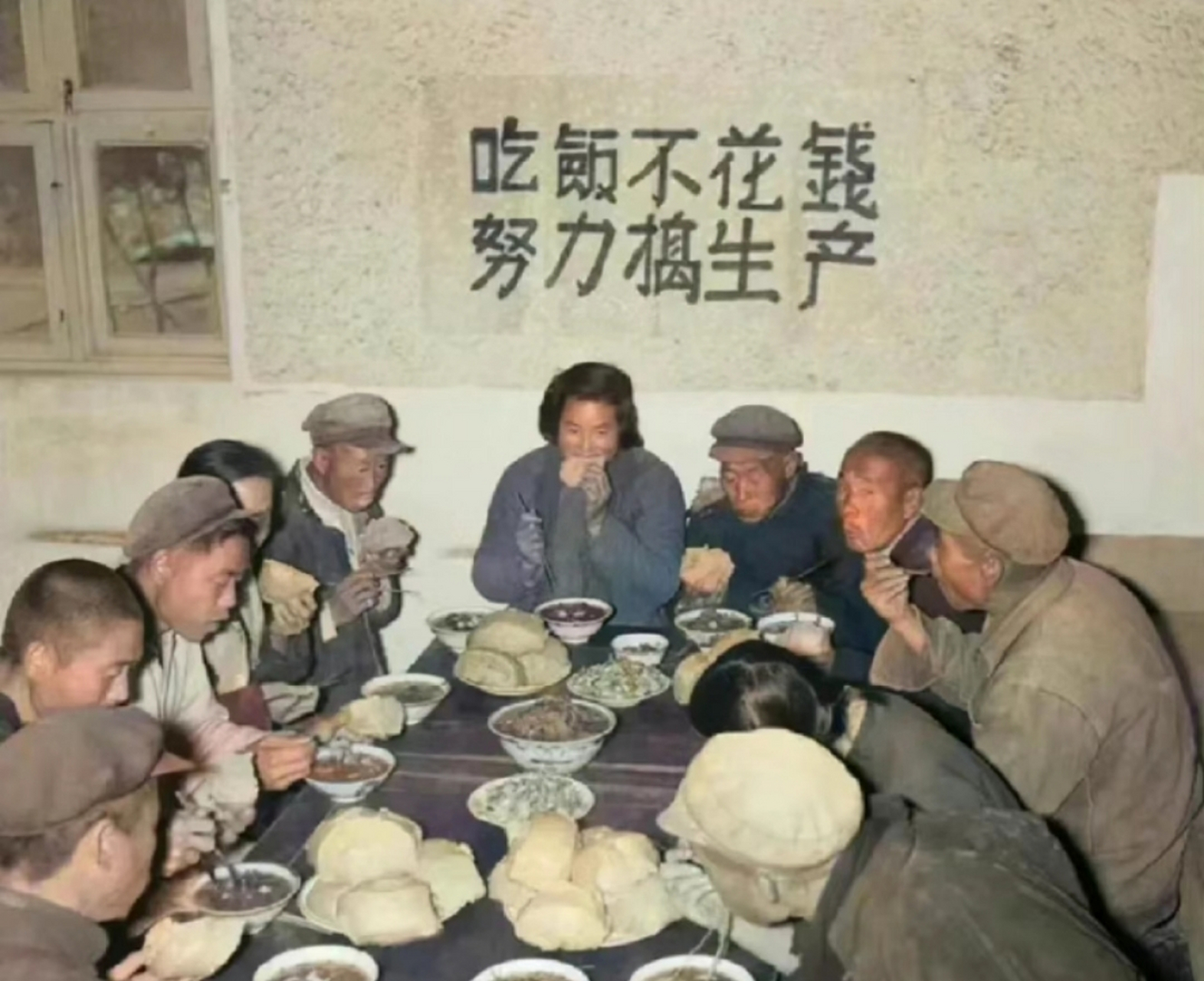 大锅饭是那个时代特殊的产物,这张照片也是