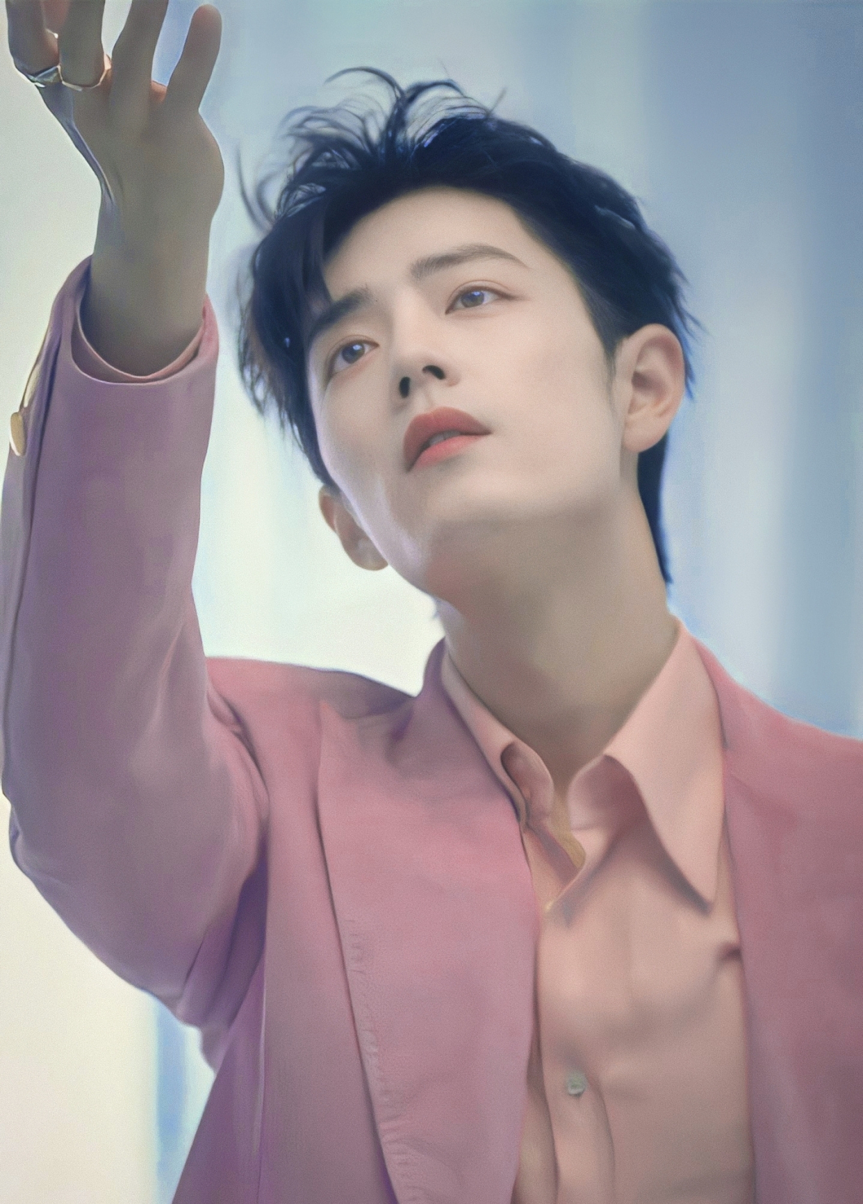 肖战粉色西服图片:爱了爱了