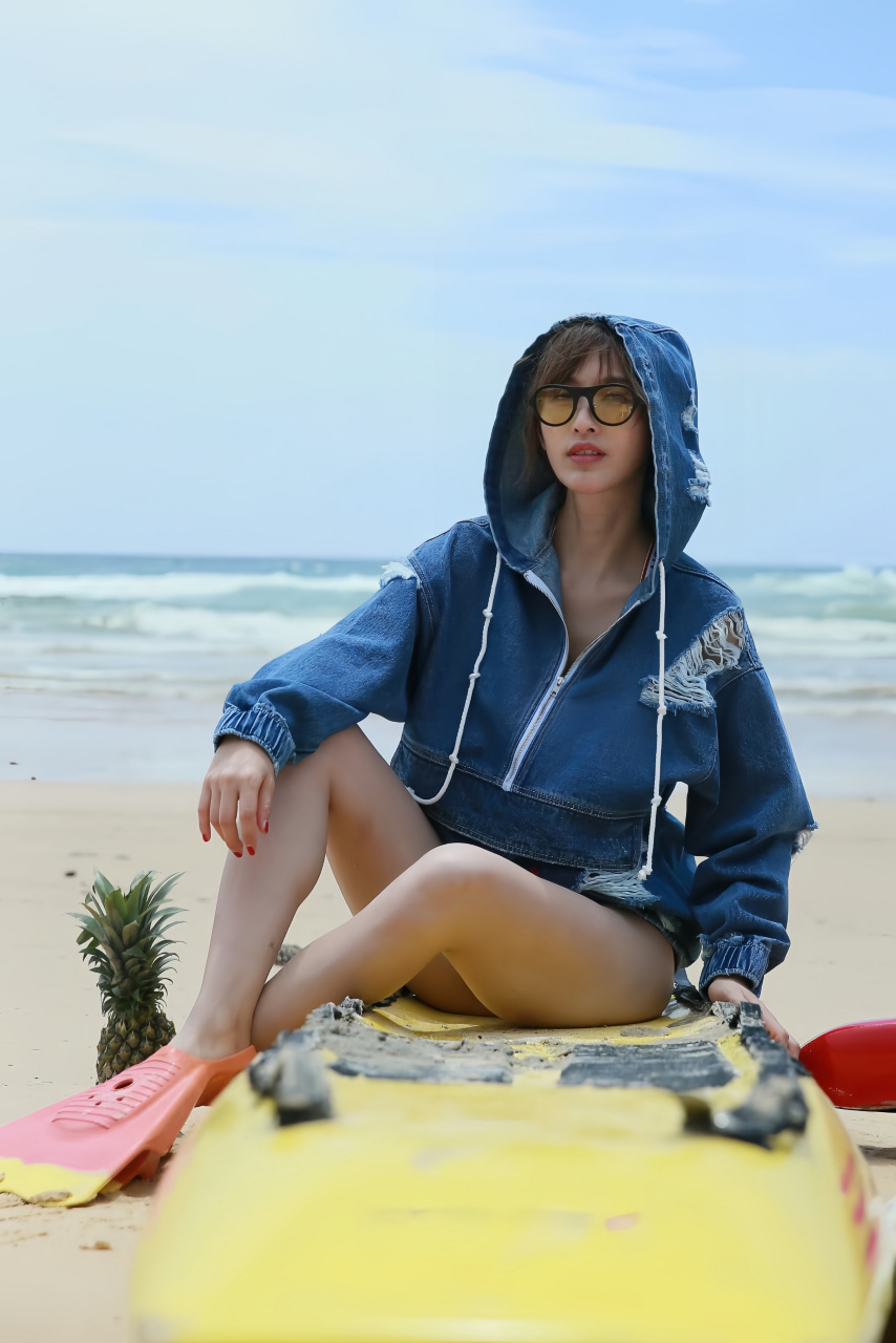 张俪有着模特一样的身材,她上身穿蓝牛仔长袖,下身搭配蓝色短裤,就