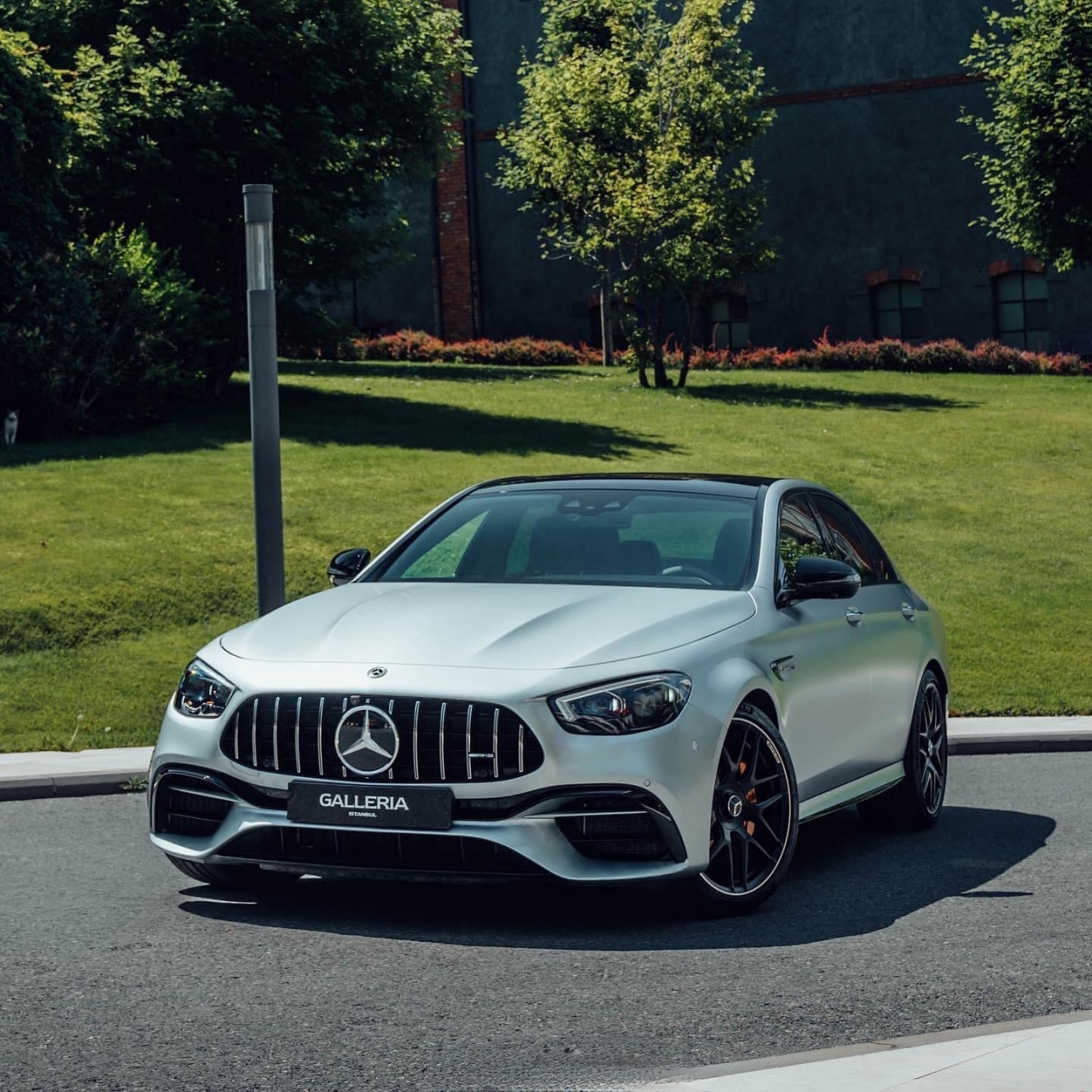 奔驰amg e63s,家族主打色银色amg还是很正点的 676767