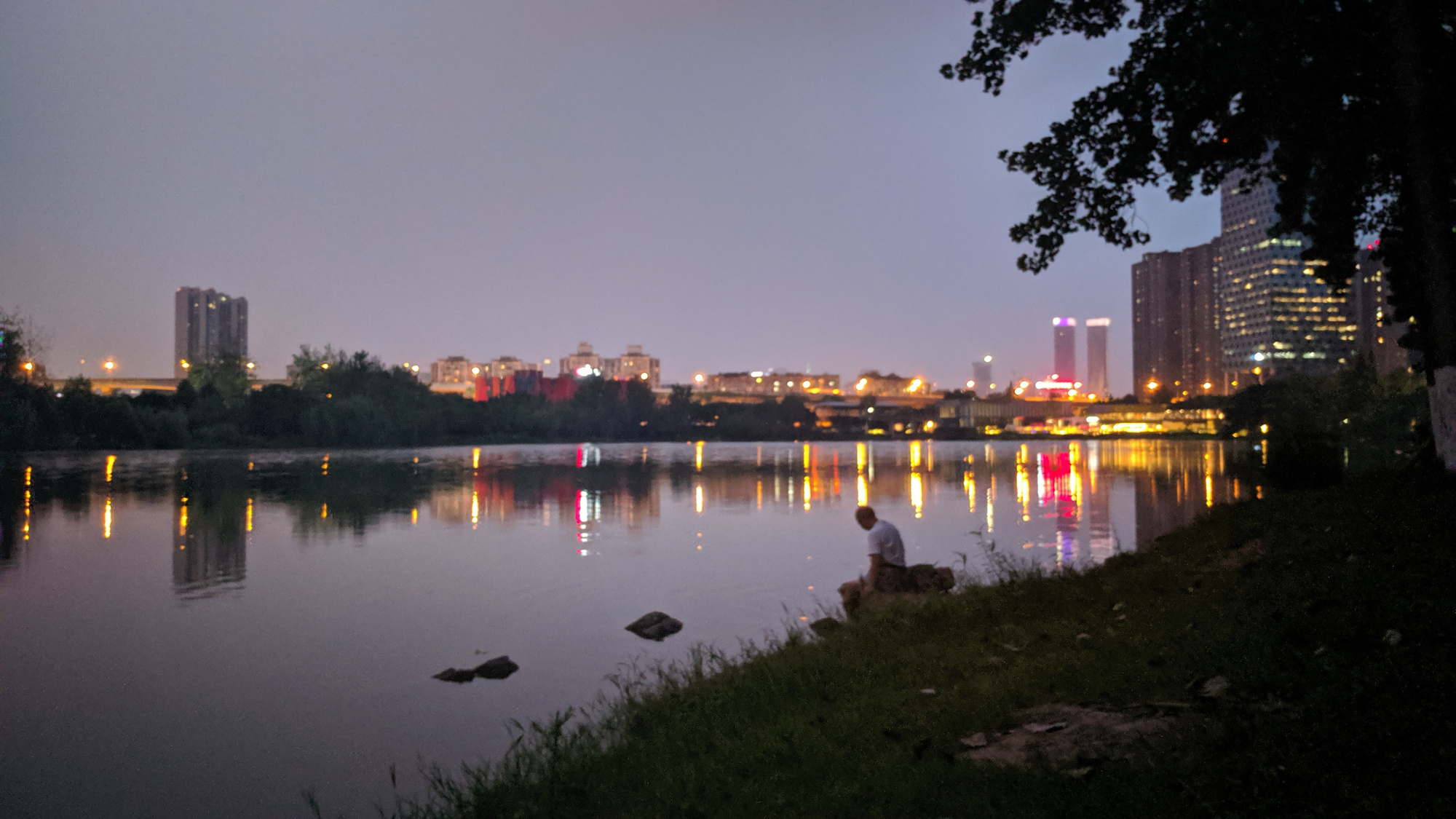 远处灯光灿烂,楼宇倒影水中,东湖公园夜景真美