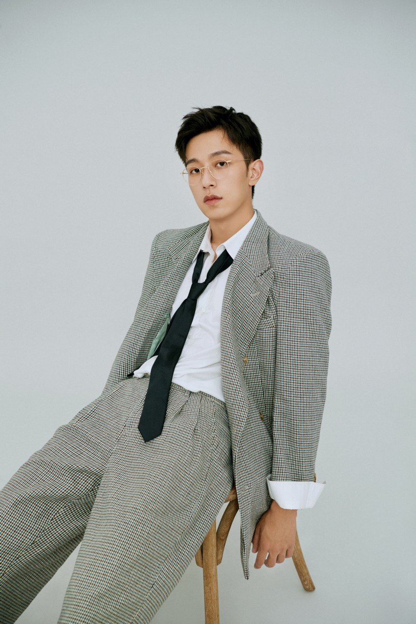 李沛恩格子西装帅气写真