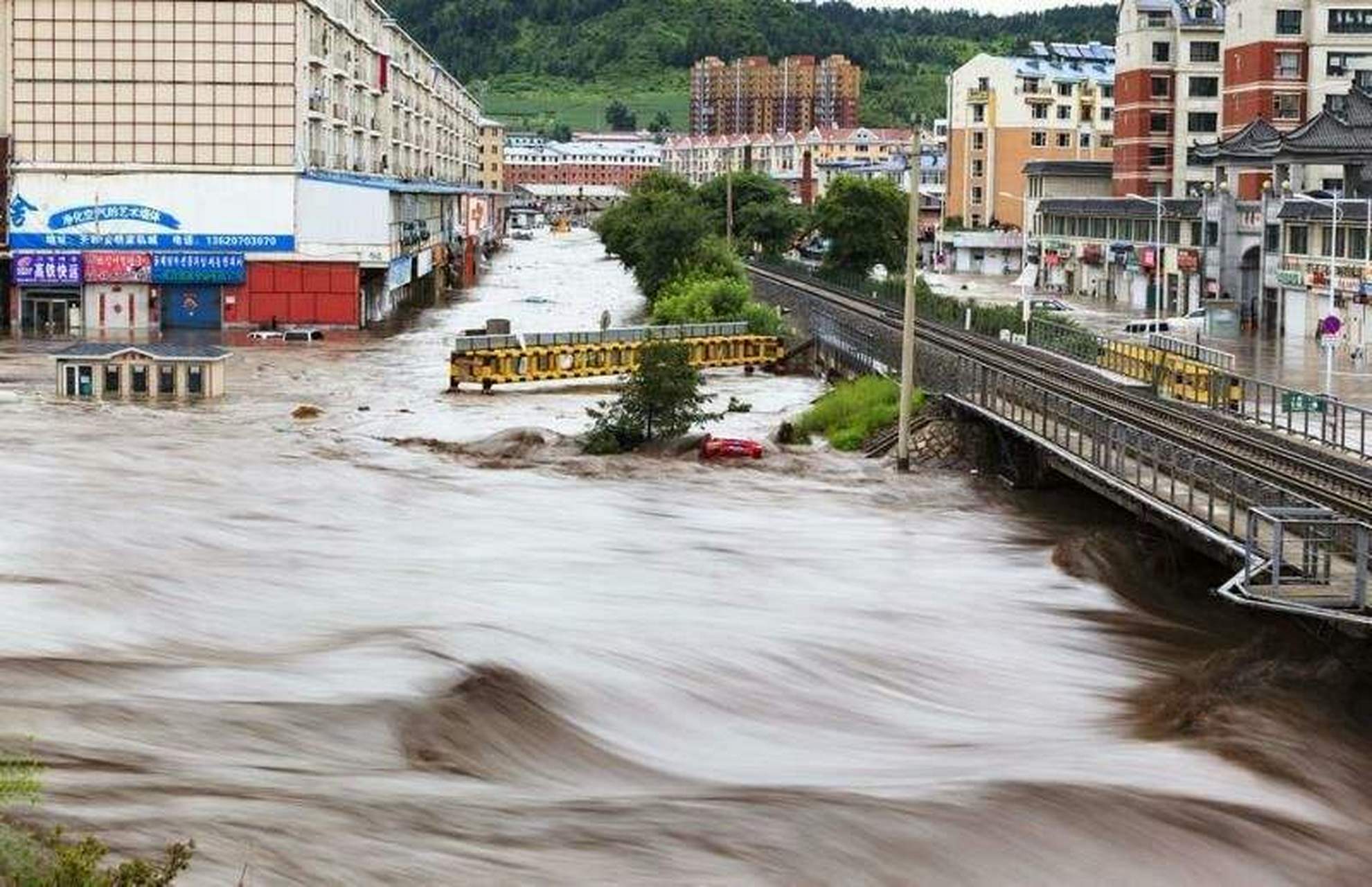 最近东北地区遭遇了强降雨天气,导致多地受灾.