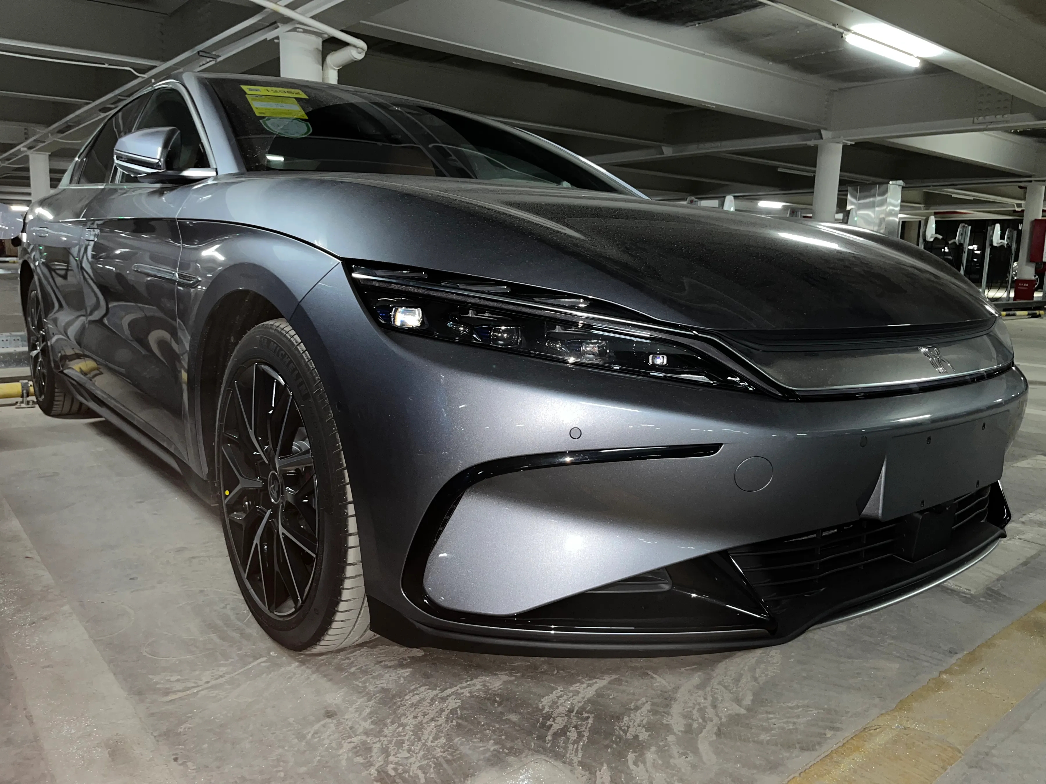 首批比亚迪汉ev实拍,金属灰漆面质 双电机,加速3.9秒,犀利大气