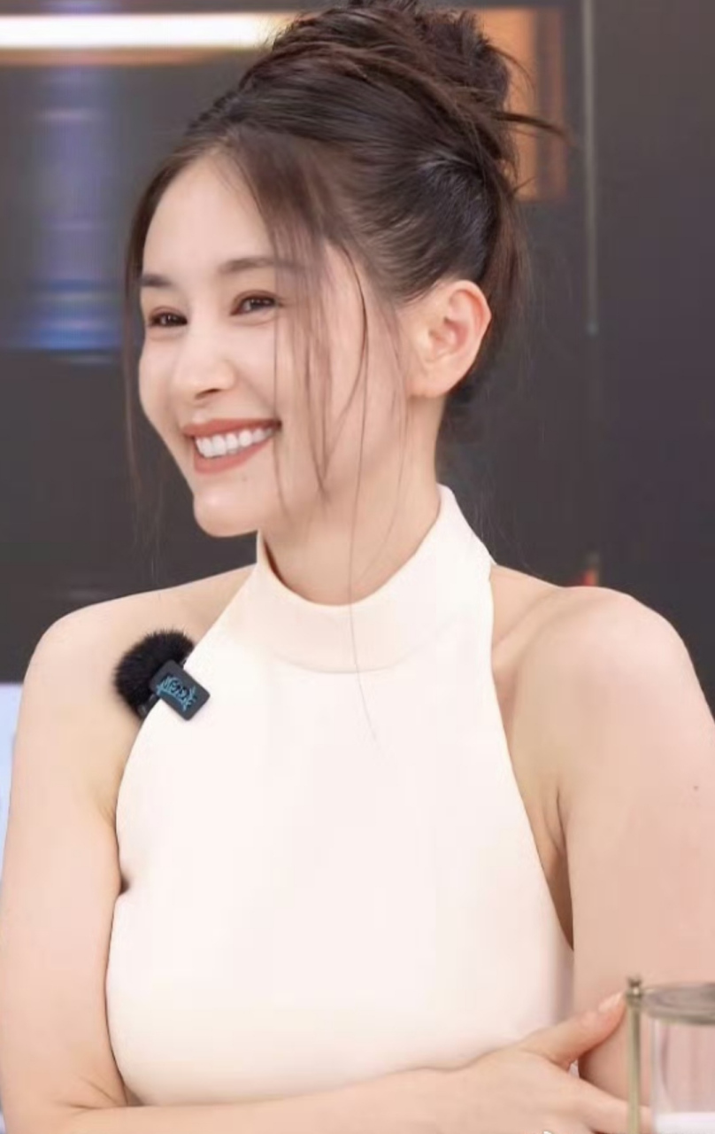 王子文亮相直播间上热搜,复古的盘发衬托得她年轻不少,衣服不再是黑灰