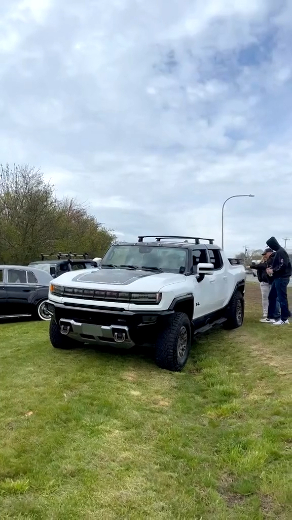 gmc旗下悍马ev电动皮卡车整车轮廓极具力量感