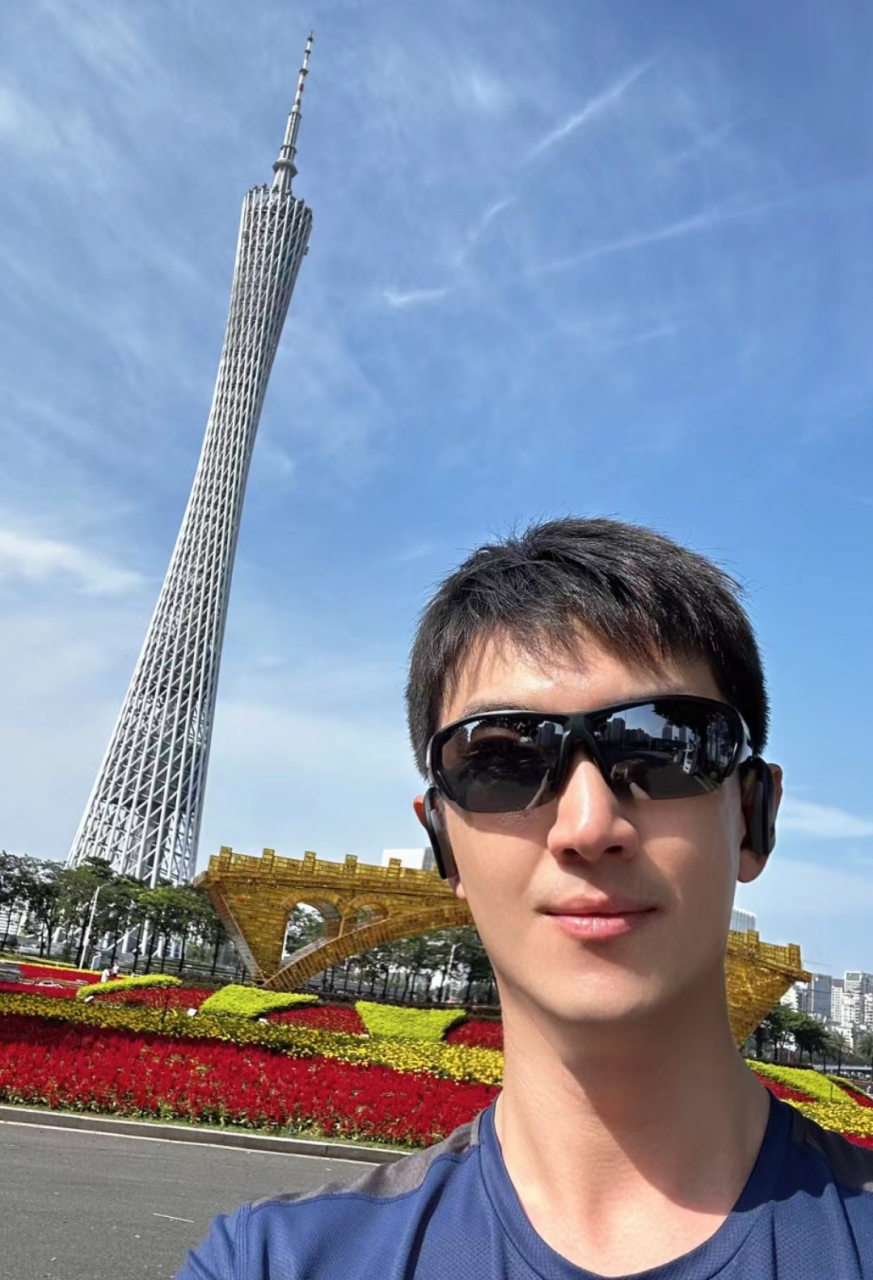 林更新晒假期照片,戴着墨镜在广州塔下面拍合影,有点帅气,还有点喜感.