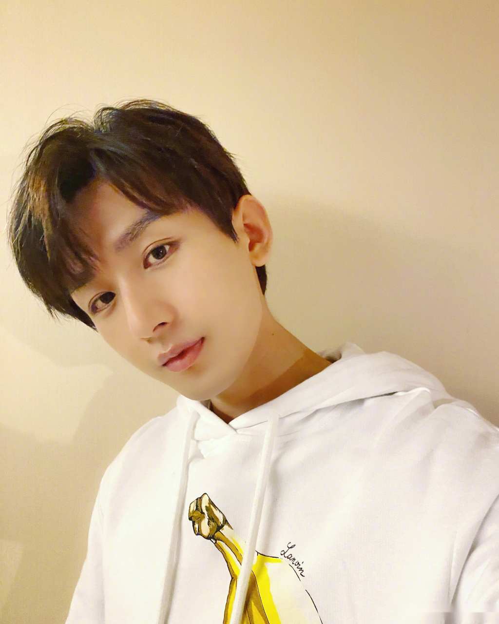 成毅每一次都是很认真的在自拍,21到22年成毅的自拍照,虽然不算多但