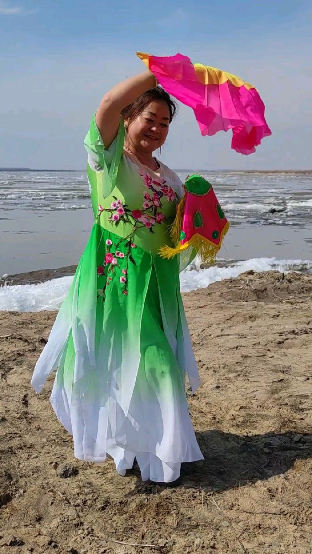 美女江边扭东北大秧歌,太好看啦