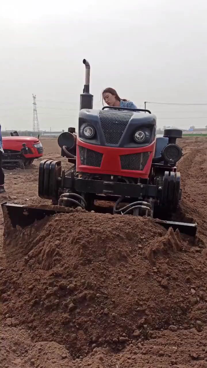 全新升级履带拖拉机,前推土后旋耕两不误