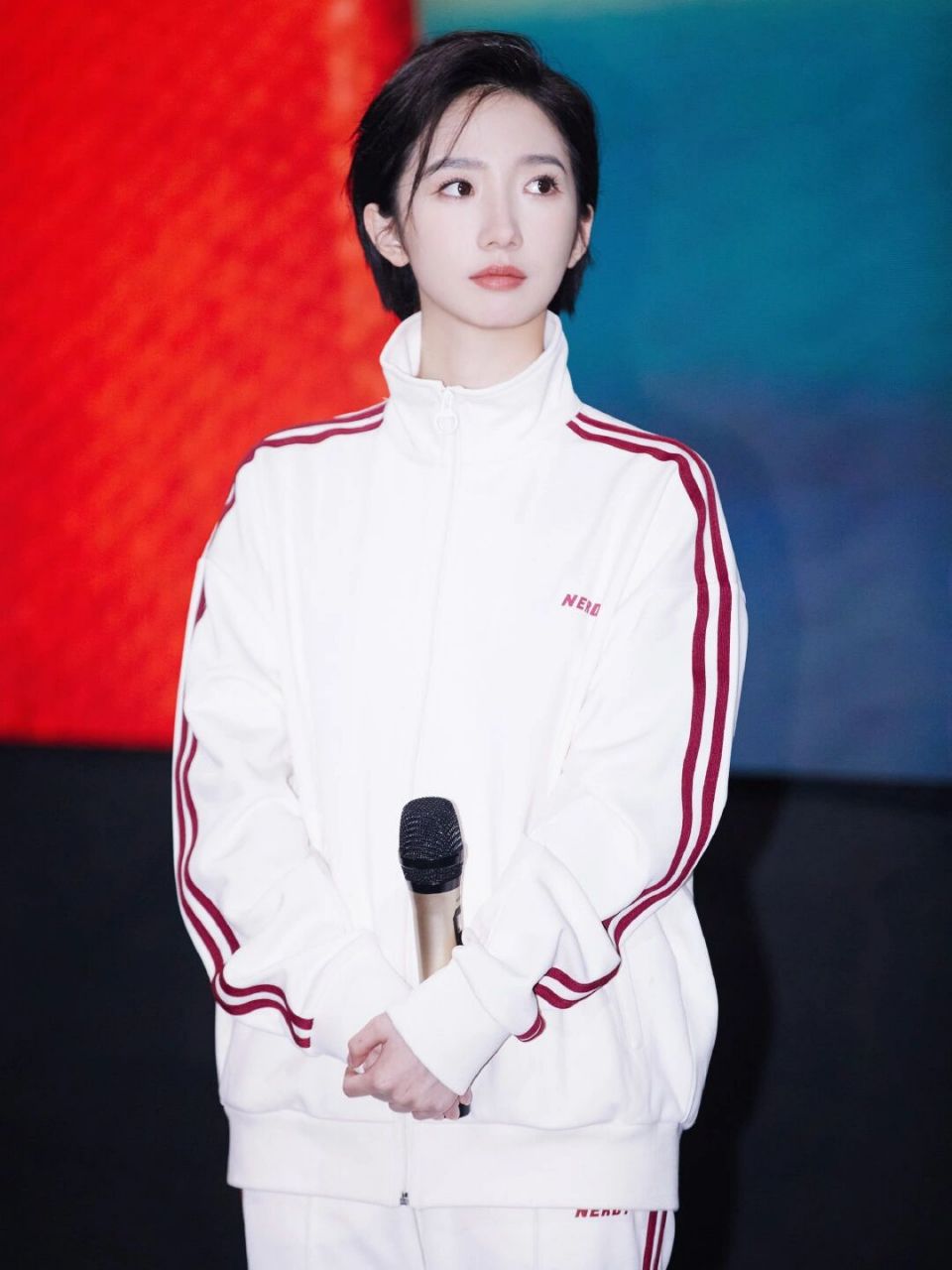 孟美岐参加电影《我心飞扬》首映礼,穿白色运动服套装,低调安静显温柔