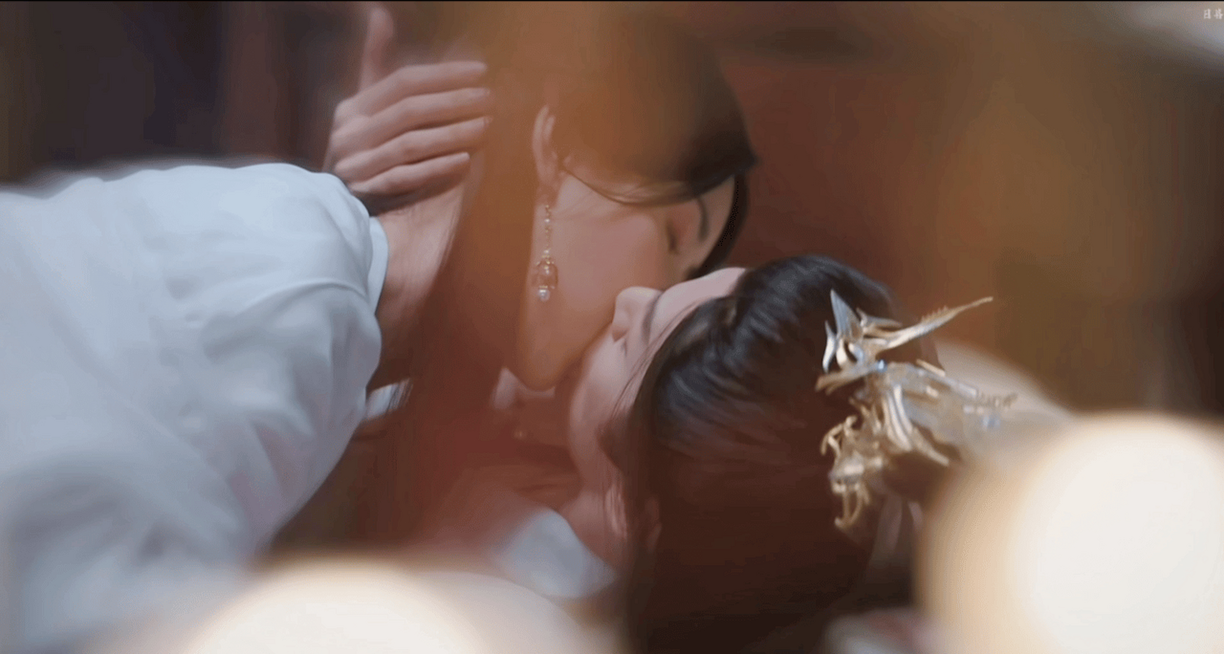 虽然最近《长月烬明》争议不小,但吻戏看起来很不错啊.