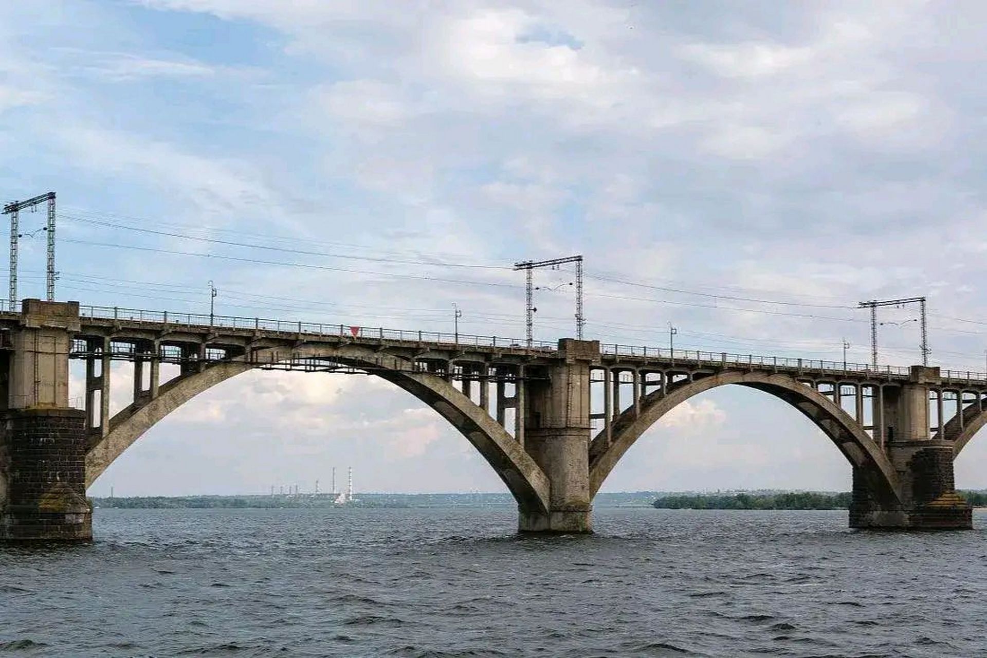 第聂伯河上的桥梁大多都完好无损,乌克兰利用这些桥梁运送士兵和装备