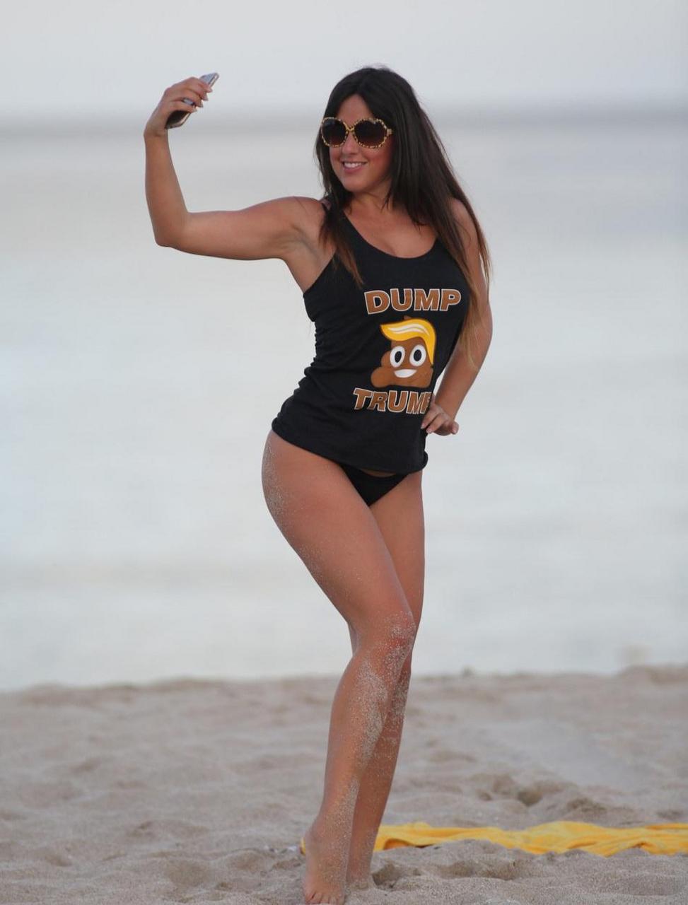 意大利足球宝贝,克劳迪娅·罗马妮,在沙滩上游玩,很尽兴的样子!