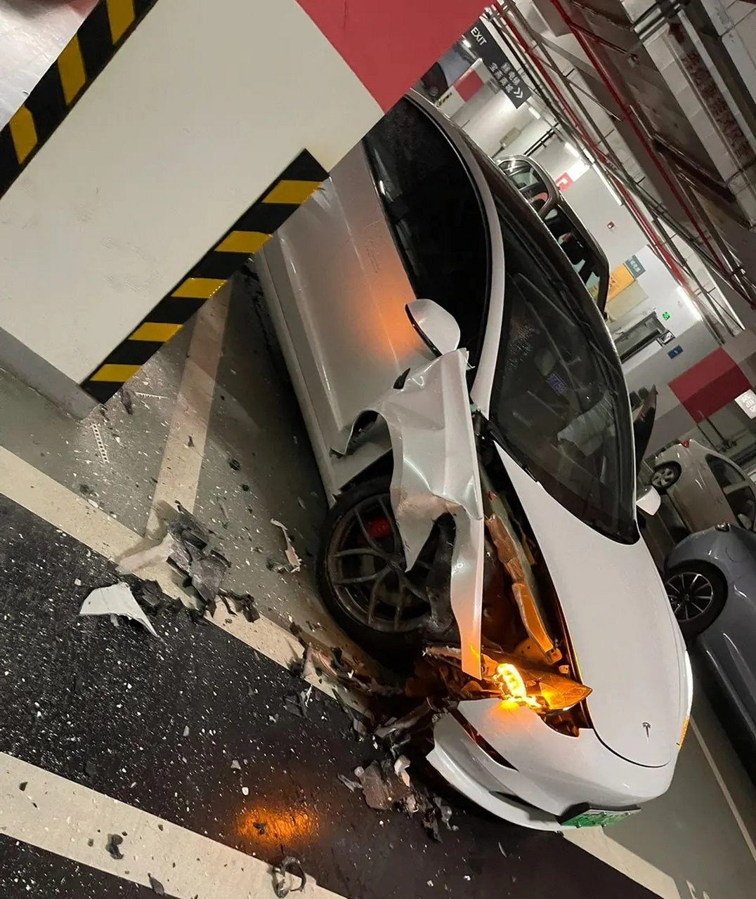 特斯拉撞了,拖去4s店途中又被撞了[吃鲸]