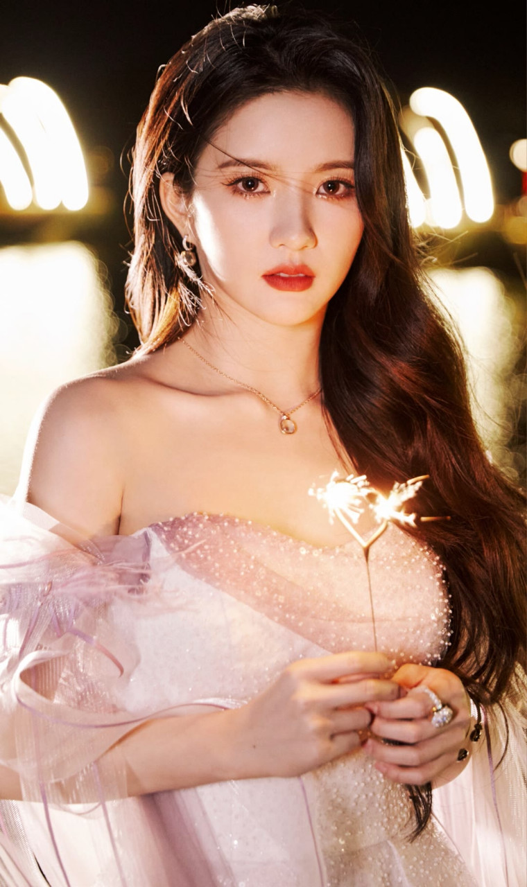 刘些宁是组合gugudan中的舞蹈担当,可盐可甜的她形象多变可塑性强.