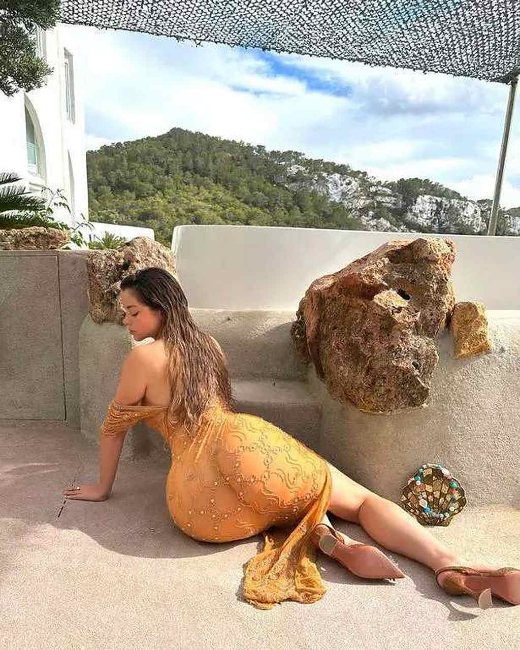 欧美性感女人时尚穿搭# 黛米·罗斯在西班牙伊比沙岛的海边穿着一件