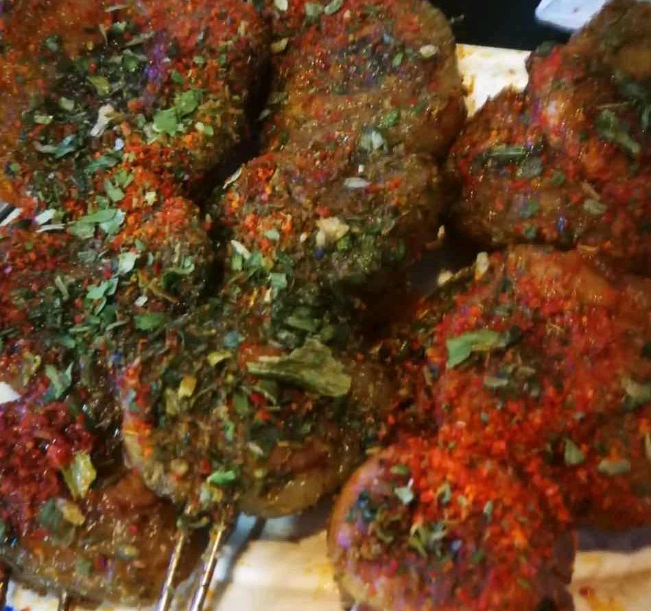 讲究吃啥补啥的徐州人,在烧烤的江湖里烤羊球可谓是独领风骚